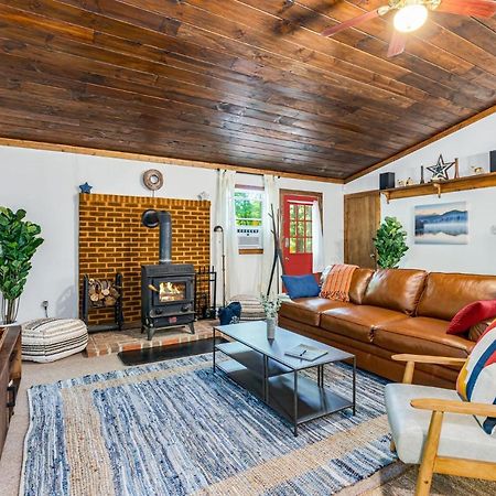 Secluded W Hot Tub, Fire Pit, Deck & Updated Wifi Great Cacapon 외부 사진