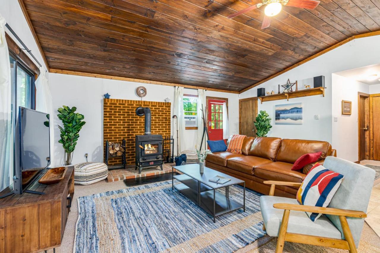 Secluded W Hot Tub, Fire Pit, Deck & Updated Wifi Great Cacapon 외부 사진