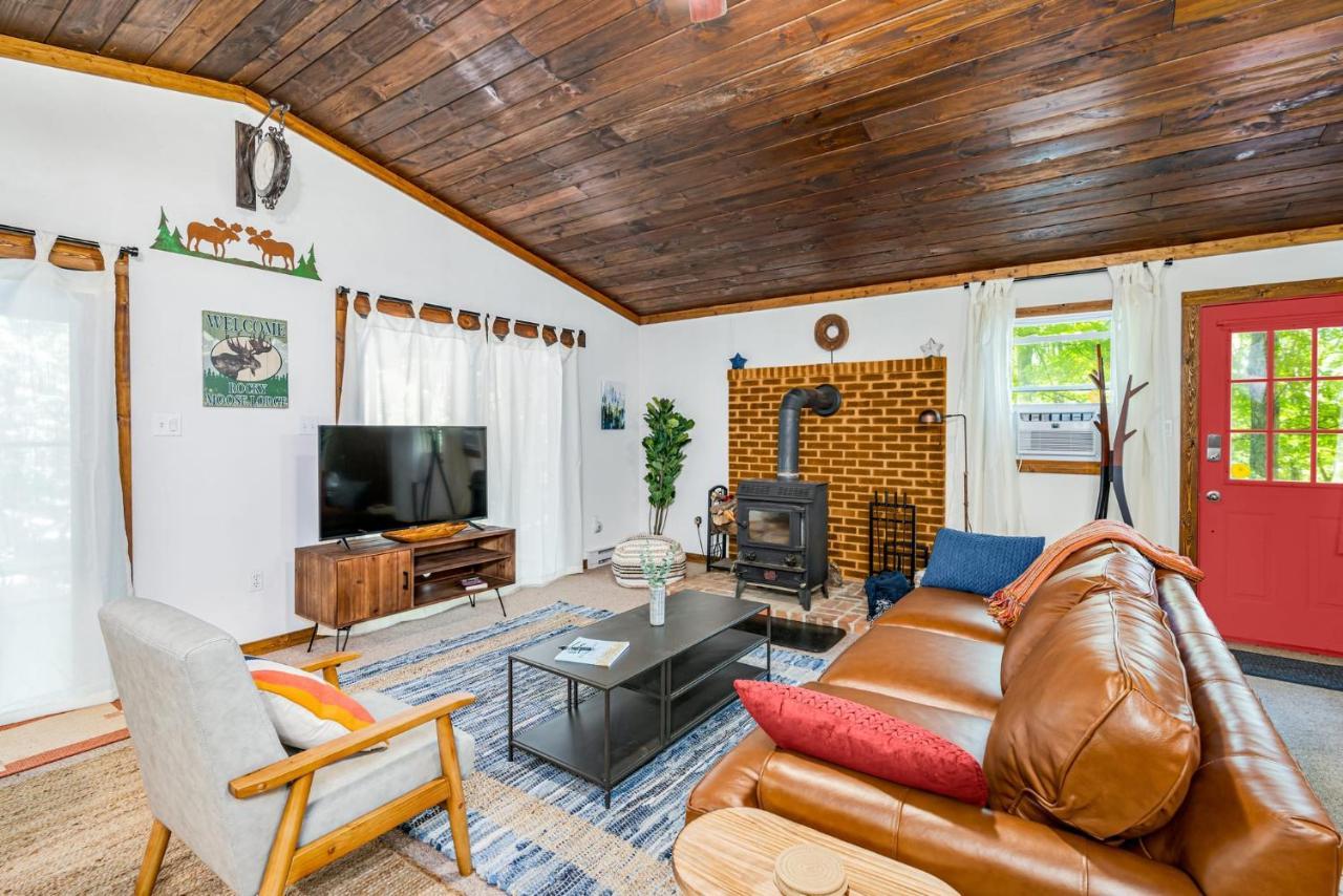 Secluded W Hot Tub, Fire Pit, Deck & Updated Wifi Great Cacapon 외부 사진