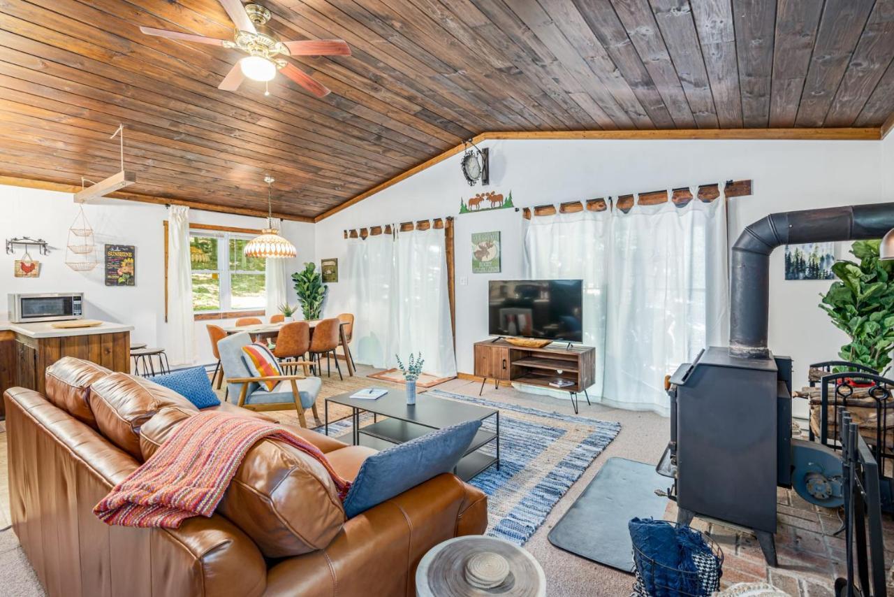 Secluded W Hot Tub, Fire Pit, Deck & Updated Wifi Great Cacapon 외부 사진