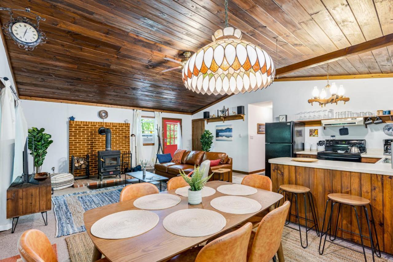 Secluded W Hot Tub, Fire Pit, Deck & Updated Wifi Great Cacapon 외부 사진