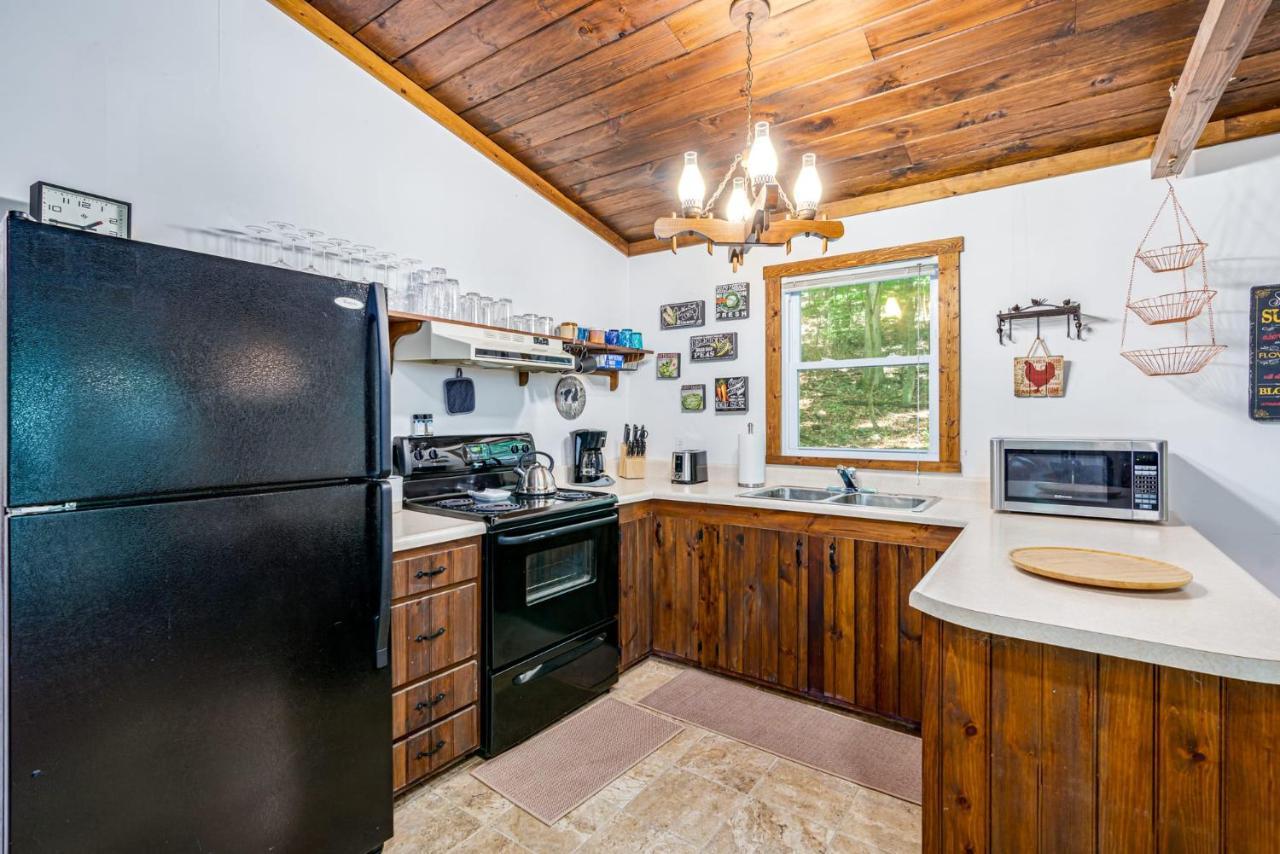 Secluded W Hot Tub, Fire Pit, Deck & Updated Wifi Great Cacapon 외부 사진