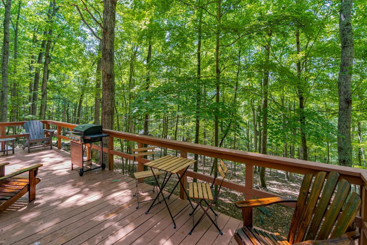 Secluded W Hot Tub, Fire Pit, Deck & Updated Wifi Great Cacapon 외부 사진