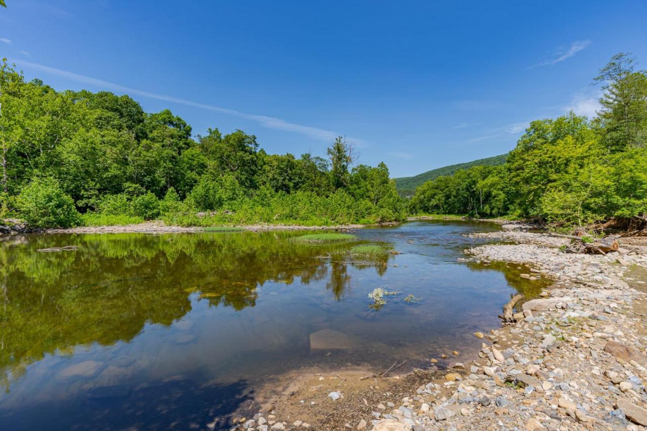 Secluded W Hot Tub, Fire Pit, Deck & Updated Wifi Great Cacapon 외부 사진