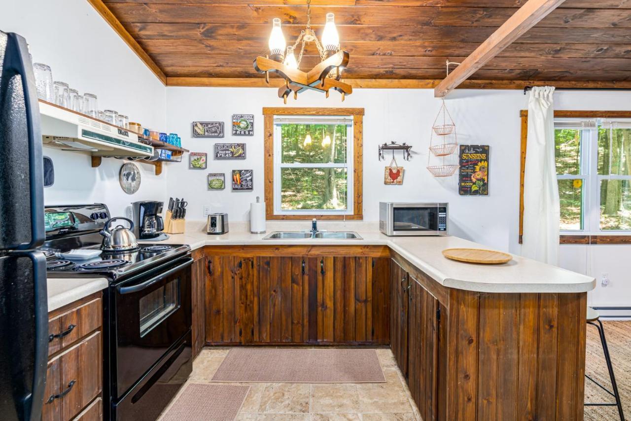 Secluded W Hot Tub, Fire Pit, Deck & Updated Wifi Great Cacapon 외부 사진