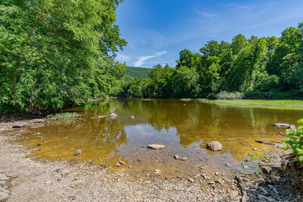 Secluded W Hot Tub, Fire Pit, Deck & Updated Wifi Great Cacapon 외부 사진