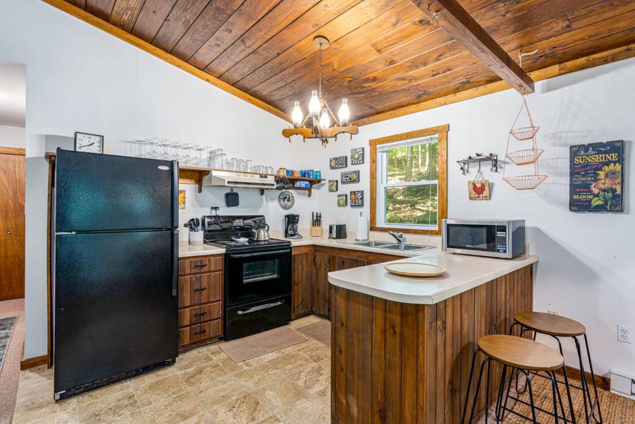 Secluded W Hot Tub, Fire Pit, Deck & Updated Wifi Great Cacapon 외부 사진