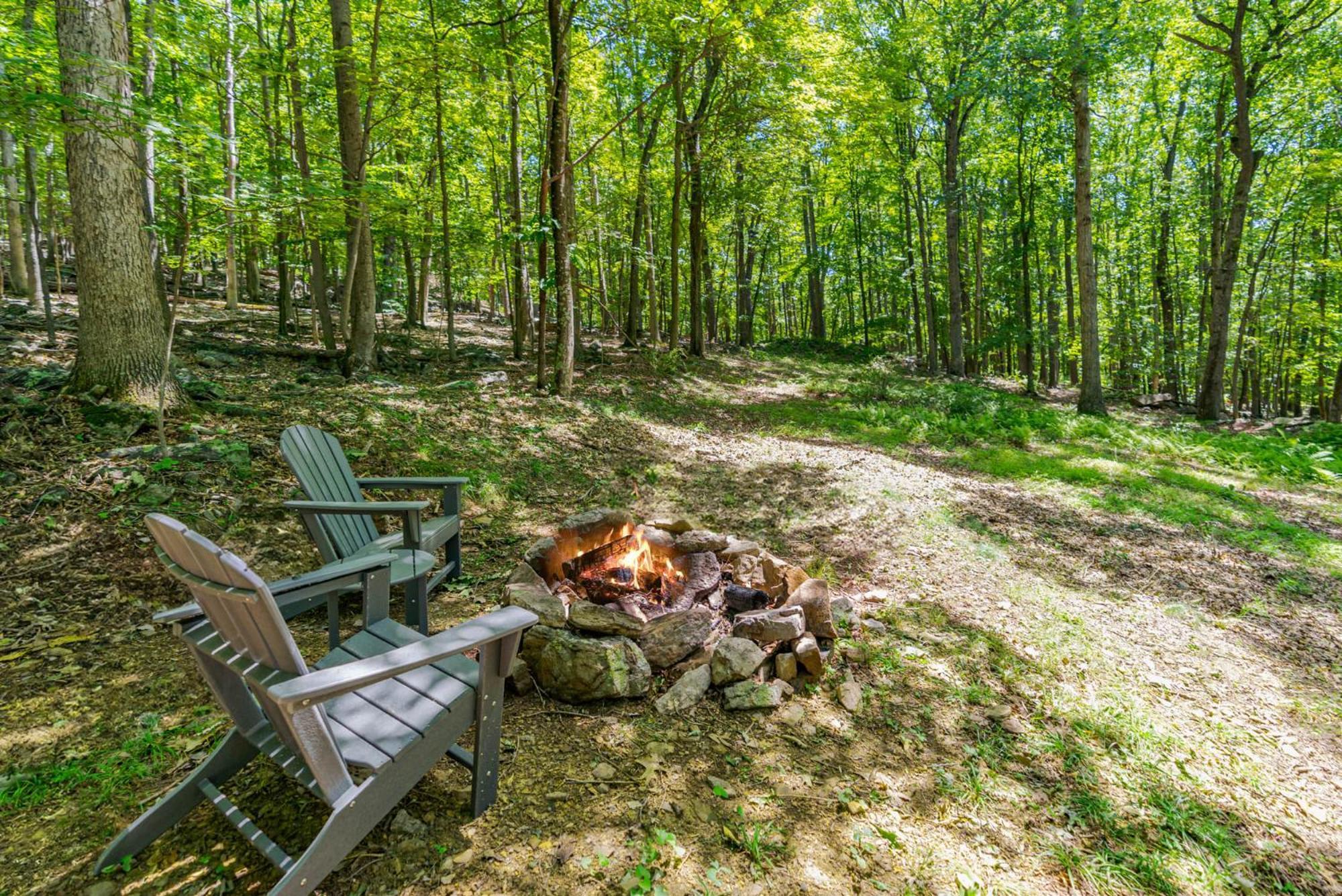 Secluded W Hot Tub, Fire Pit, Deck & Updated Wifi Great Cacapon 외부 사진