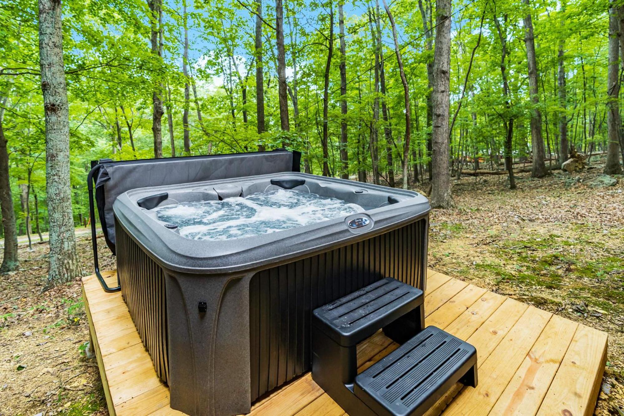 Secluded W Hot Tub, Fire Pit, Deck & Updated Wifi Great Cacapon 외부 사진