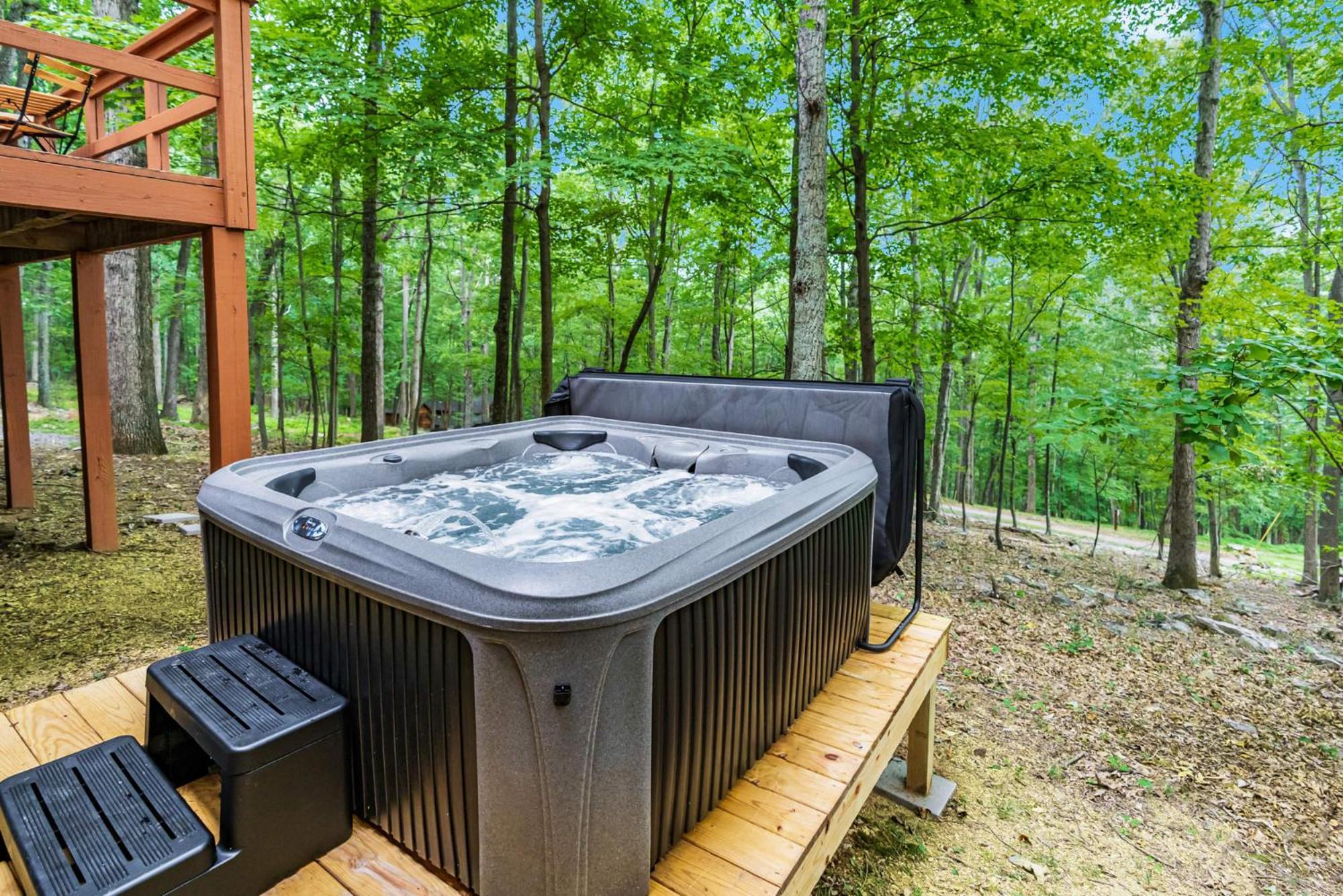 Secluded W Hot Tub, Fire Pit, Deck & Updated Wifi Great Cacapon 외부 사진