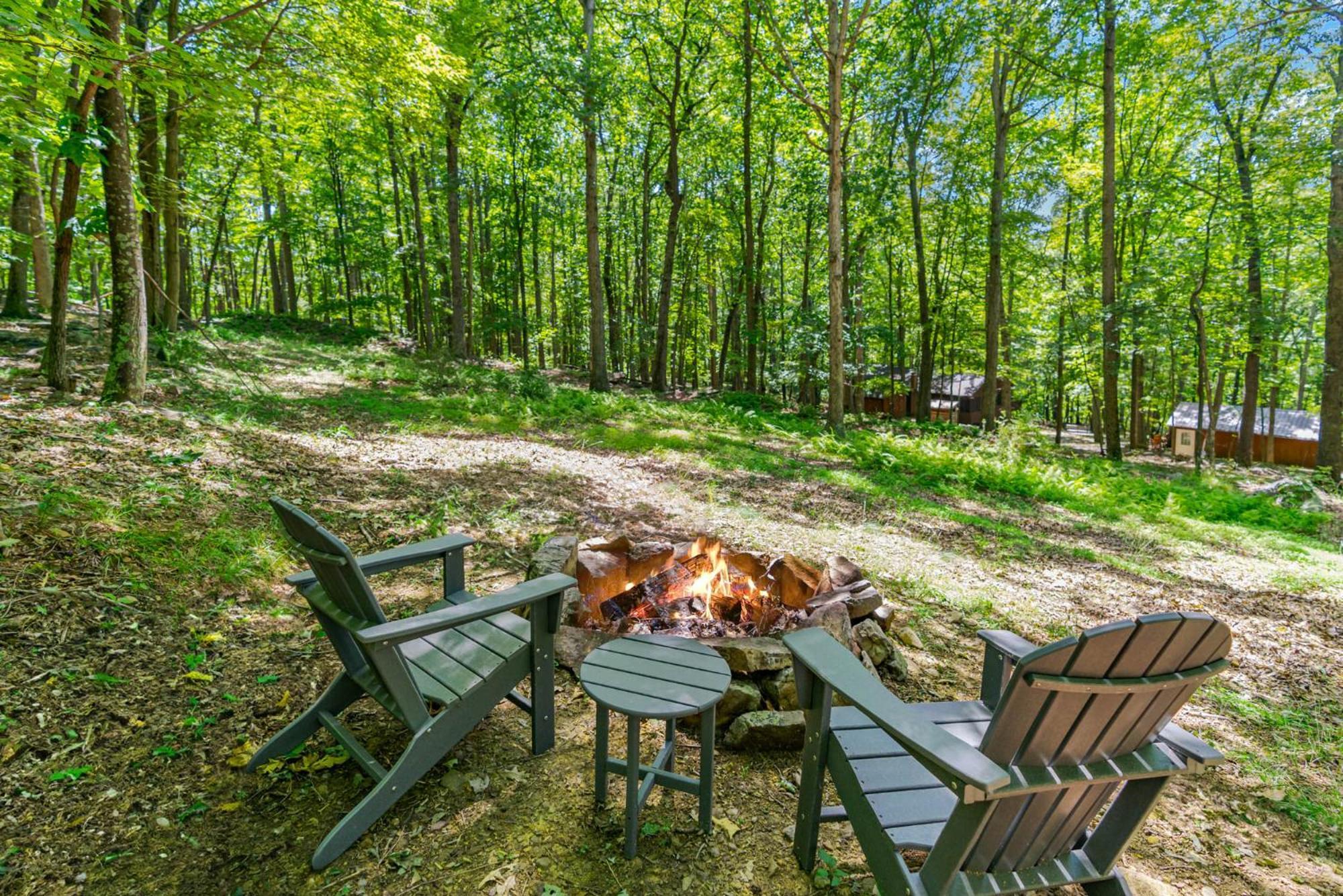 Secluded W Hot Tub, Fire Pit, Deck & Updated Wifi Great Cacapon 외부 사진